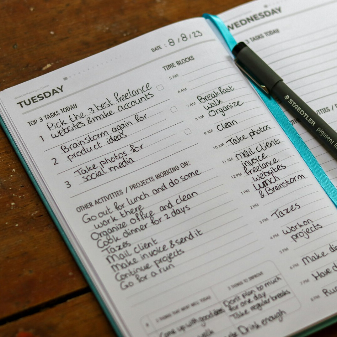 person tracking daily expenses